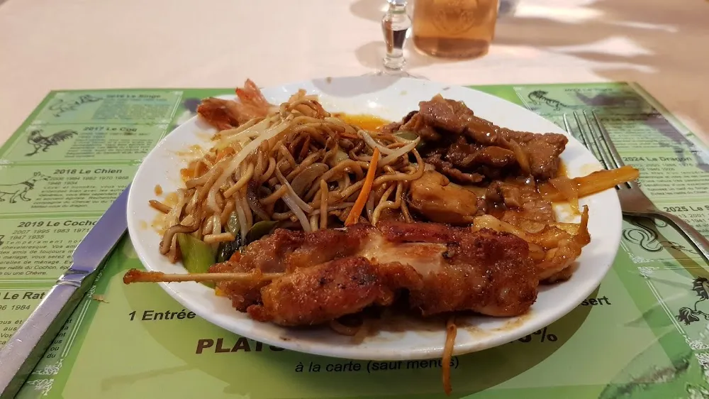 Brochettes de Poulet Nouilles Sautées